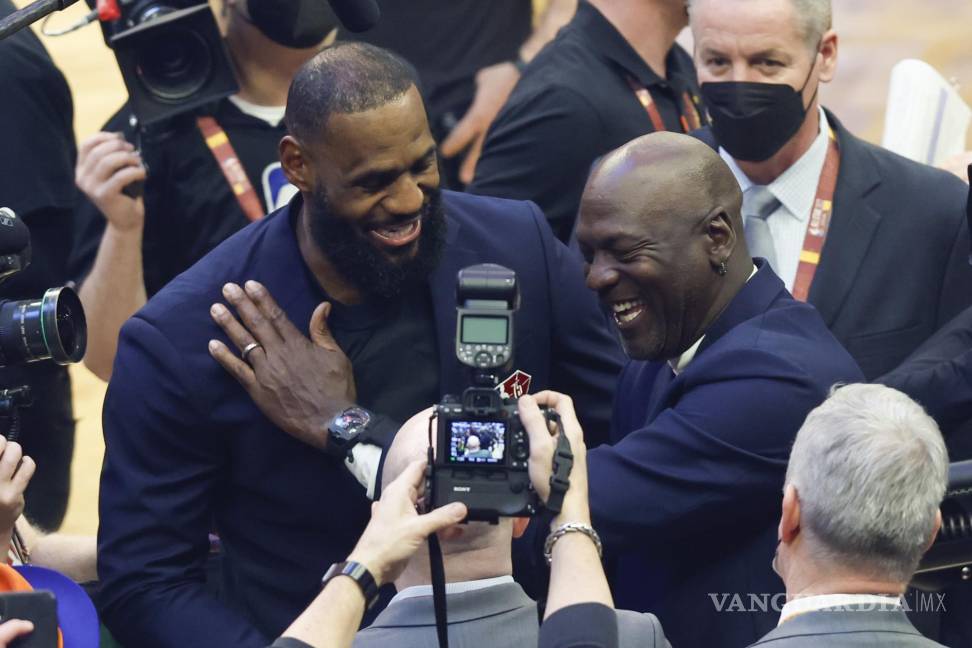 $!LeBron James (i) de los Lakers de Los Ángeles y Michael Jordan (d), se saludan durante el homenaje a los 75 jugadores más grandes. AP/Ron Schwane
