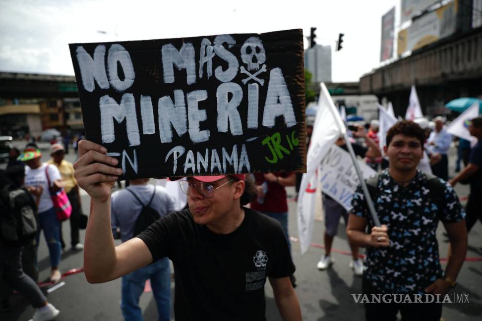$!Manifestantes protestan contra el gobierno del presidente de Panamá, Laurentino Cortizo, a las afueras de la Asamblea Nacional en Ciudad de Panamá (Panamá).