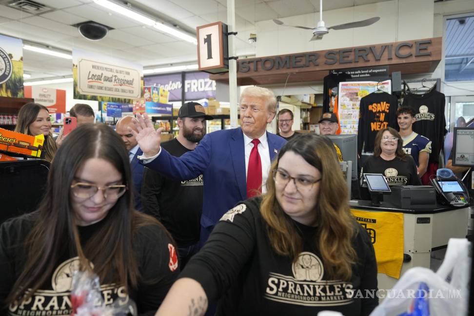 $!El candidato presidencial republicano, el ex presidente Donald Trump, saluda mientras visita el mercado vecinal Sprankle en Kittanning, Pensilvania.