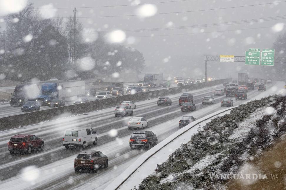 $!La nieve comienza a acumularse en la I-285 en Tucker, Georgia, mientras una tormenta invernal trae nieve al sur.