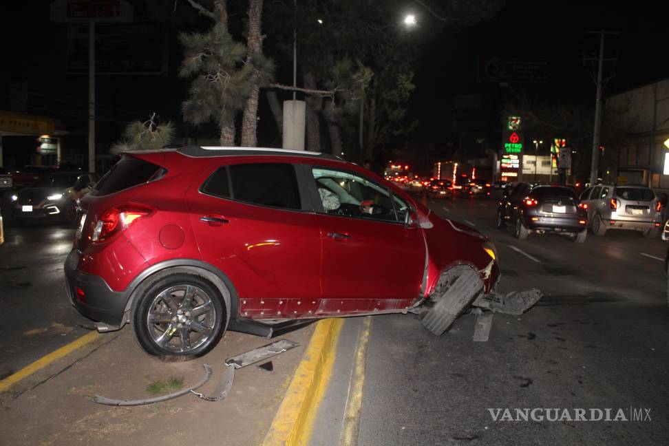 Tráiler tipo nodriza choca con camioneta y la proyecta contra árbol, en Saltillo