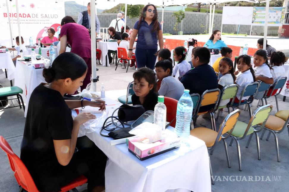 $!Voluntarios y especialistas participaron en la brigada de salud 2025, acercando servicios gratuitos a la primaria “Libertad y Progreso”.