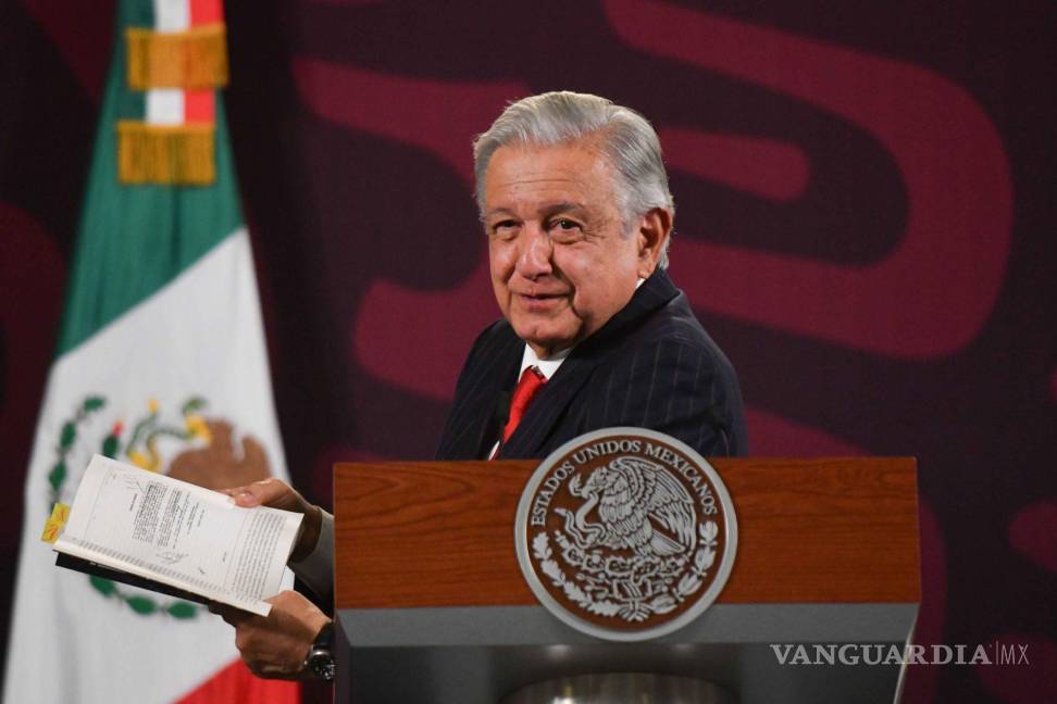$!Andrés Manuel López Obrador, presidente de México, durante su conferencia matutina en Palacio Nacional.
