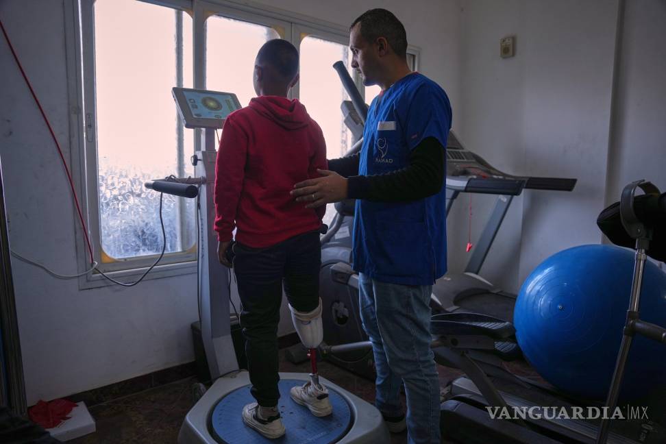$!Fadi al-Balbisi, de 12 años, cuya pierna derecha fue amputada tras un proyectil disparado por el ejército israelí, recibe entrenamiento de rehabilitación.