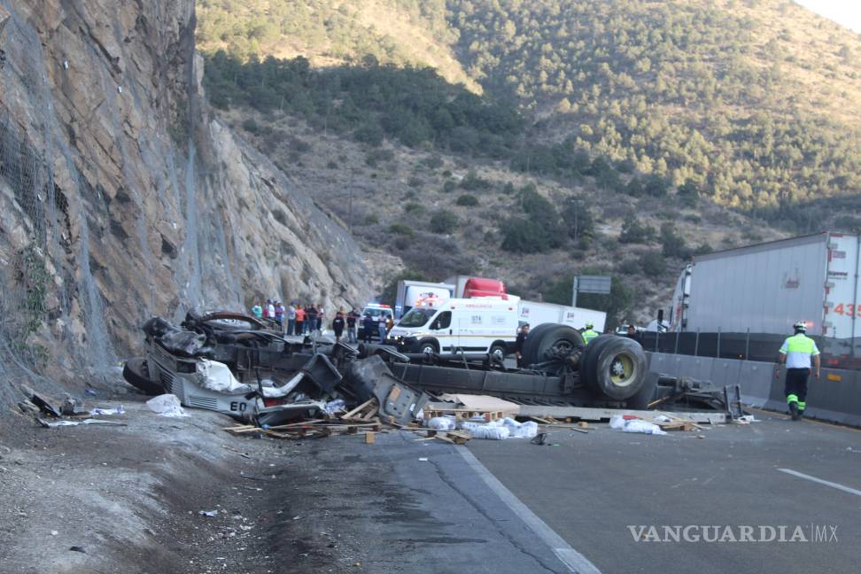 Tragedia en la carretera 57: Trailero pierde la vida en aparatoso accidente