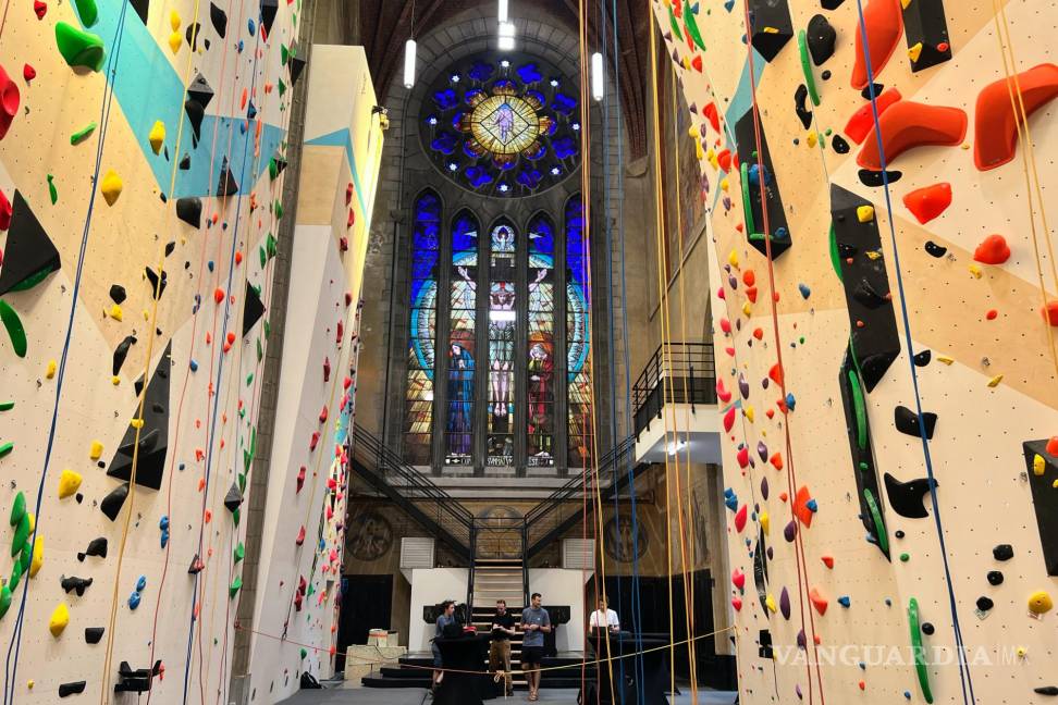 $!Una pared de escalada en la reconvertida iglesia de San Antonio de Padua, ahora conocida como el club de escalada Maniak Padoue, en Bruselas, Bélgica.