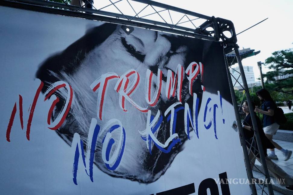 $!Personas pasan junto a una pancarta durante una manifestación contra la política arancelaria del presidente estadounidense Donald Trump en Seúl, Corea del Sur.