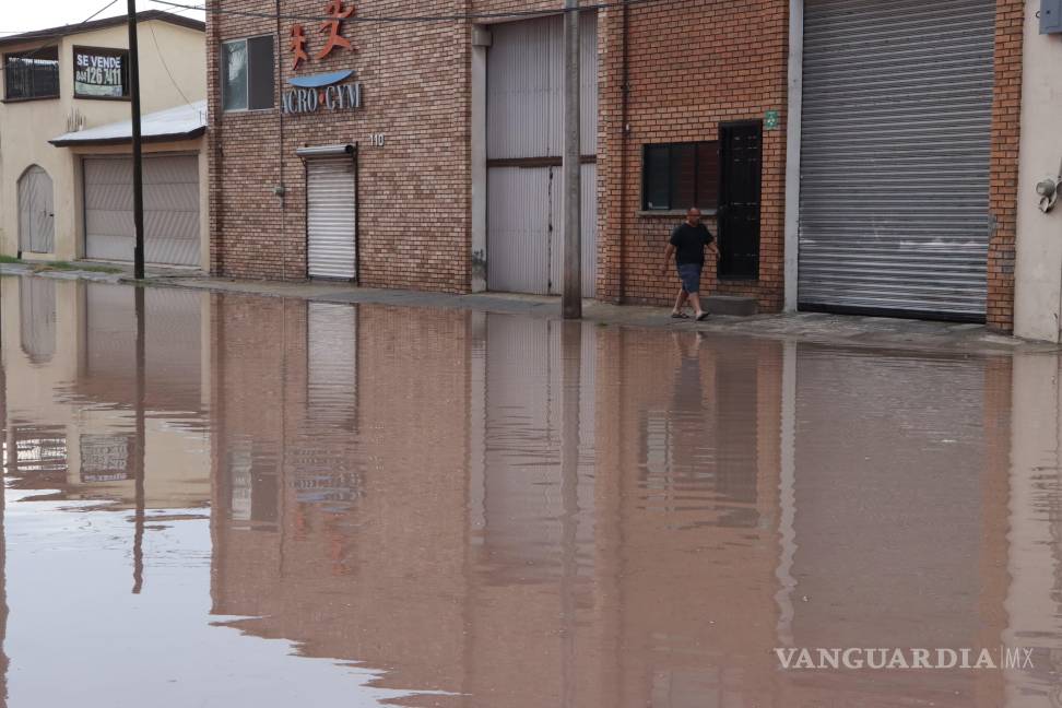 $!Saltillo: Deja tormenta auto varado, apagones e inundaciones en zona norte