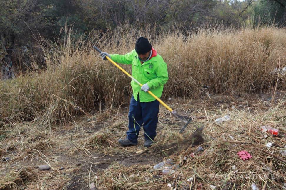 $!Personal municipal atendió reportes ciudadanos en colonias como Lomas de Lourdes y Nuevo Teresitas, donde se retiraron ramas, maleza y desechos .