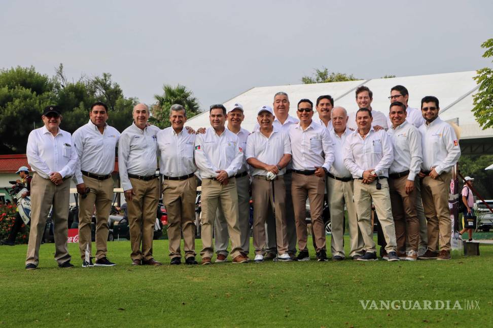 $!Jorge del Bosque recibió el homenaje, 17 años después de que su padre fuera también distinguido.