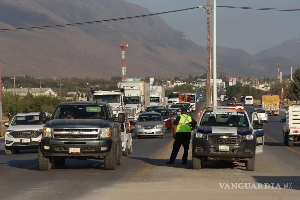 $!Colocan boyas en límites de Saltillo y Arteaga... desatan hasta 2 kilómetros de tráfico en carretera 57