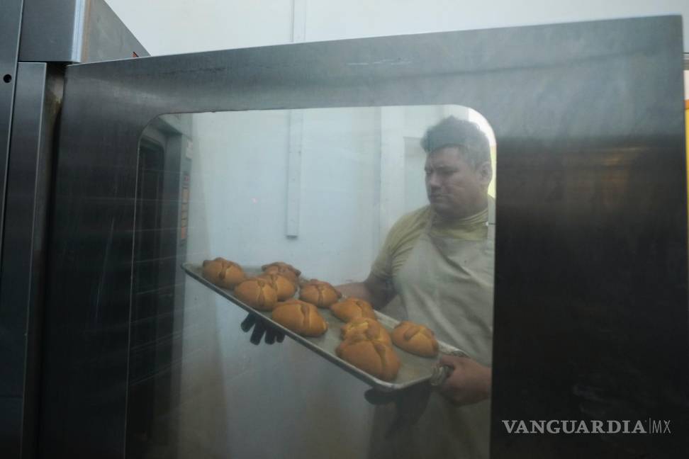 $!Víctor Silverio prepara pan de muerto, tradicional para el Día de Muertos de México, en una panadería del barrio de San Rafael en Mexico.