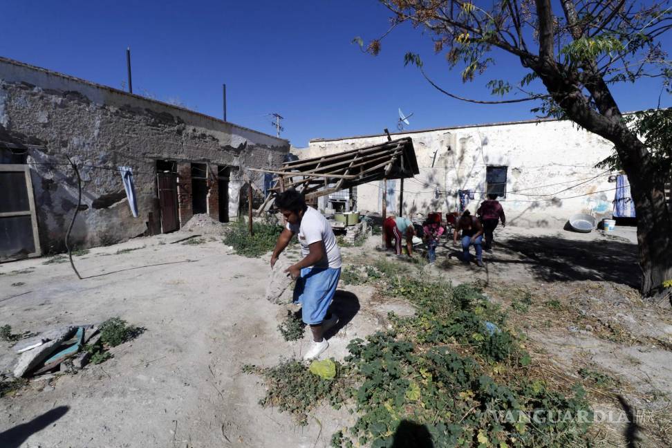 $!En las más antiguas, también viven niños de caras chorreadas y el pelo despeinado, suben las montañas de tierra, atraviesan las ruinas de adobe en bicicleta y lanzan piedras a los gatos. FOTOS: HÉCTOR GARCÍA