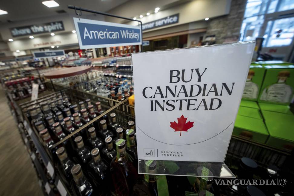 $!Un letrero que diceMejor compre canadiense luego de que el whiskey fue retirado de los estantes los productos de EU más vendidos, en Vancouver, Canadá.