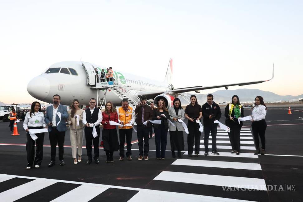 $!Autoridades estatales y municipales recibieron el primer vuelo comercial desde 2020 en el Aeropuerto Internacional Plan de Guadalupe