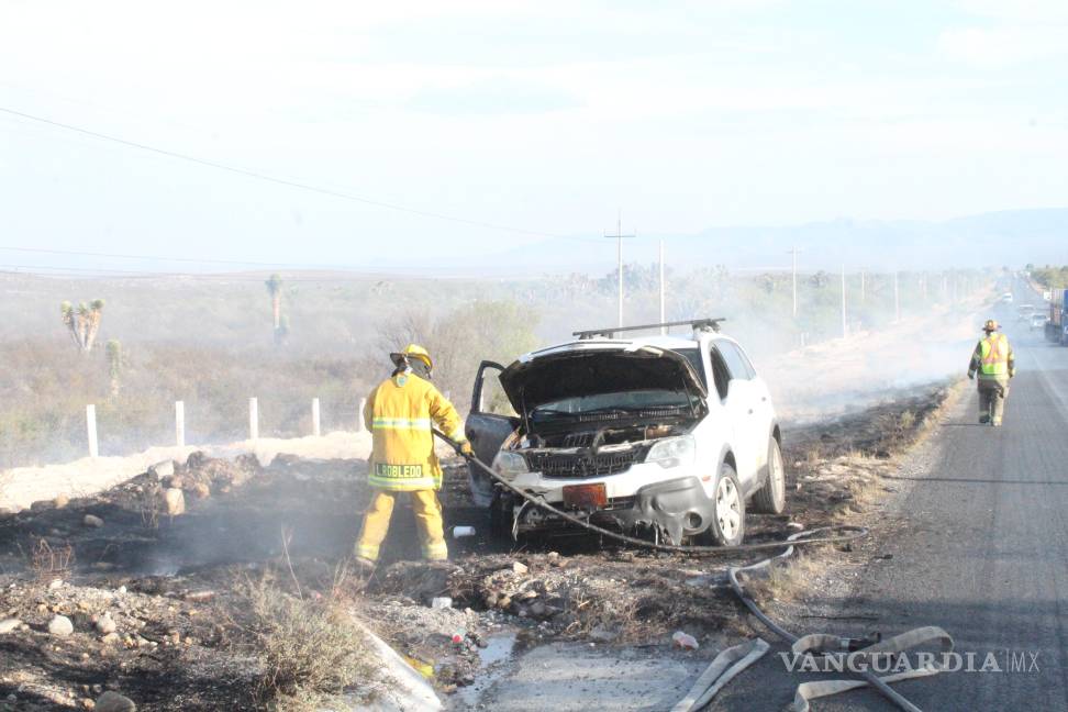 Camioneta se incendia a orilla de carretera federal; el conductor se salvó de milagro