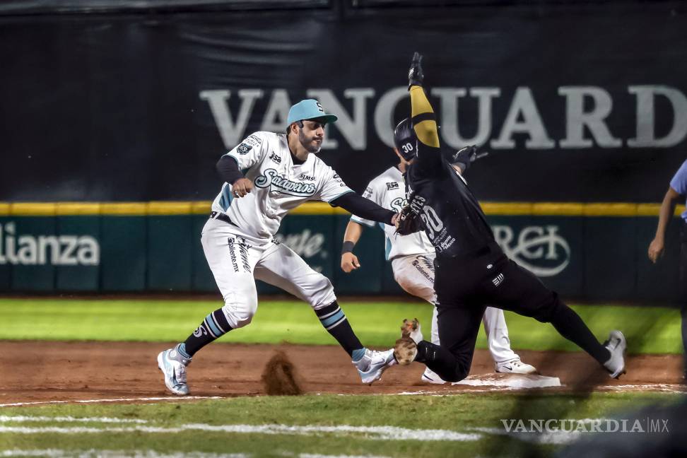 $!Saraperos de Saltillo venció 12-11 a Rieleros de Aguascalientes en un juego de volteretas que se extendió a entradas extra en el Estadio Francisco I. Madero.