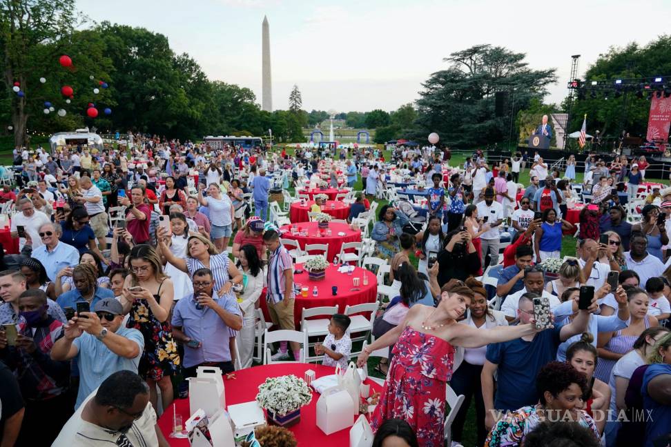 $!Una multitud escucha al presidente Joe Biden durante las celebraciones por el Día de la Independencia, en el jardín sur de la Casa Blanca, el 4 de julio de 2021.