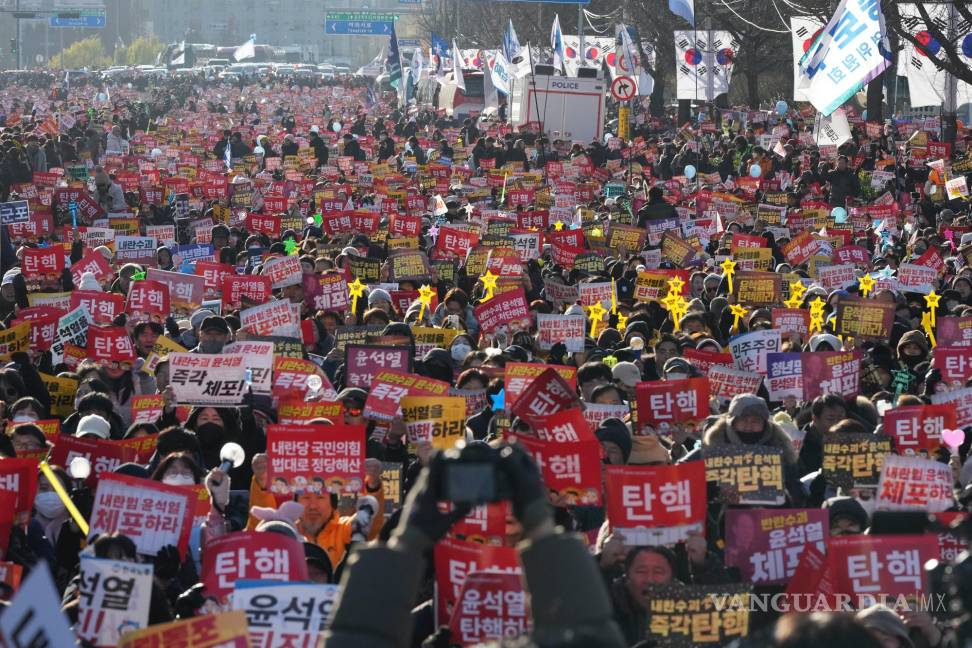 $!Una multitud corea eslóganes en una manifestación para exigir la destitución del presidente de Corea del Sur, Yoon Suk Yeol, en el exterior de la Asamblea Nacional.