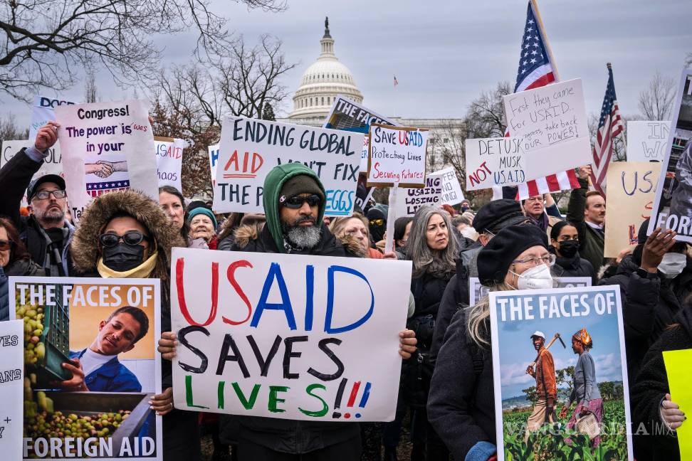 $!Manifestantes y legisladores protestan contra el presidente Donald Trump y su aliado Elon Musk.