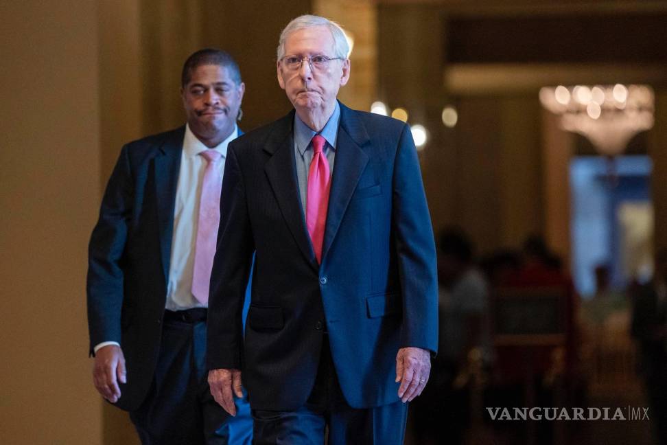$!El líder de la minoría del Senado, Mitch McConnell, camina desde su oficina hasta el pleno del Senado en el Capitolio de los Estados Unidos en Washington.