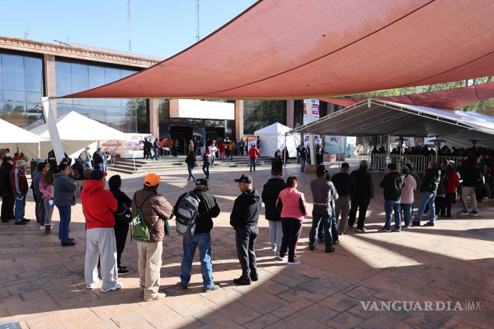 $!En las carpas instaladas en el exterior de la Presidencia Municipal se ofrecieron bebidas calientes y donas para hacer más amena la espera de los contribuyentes.