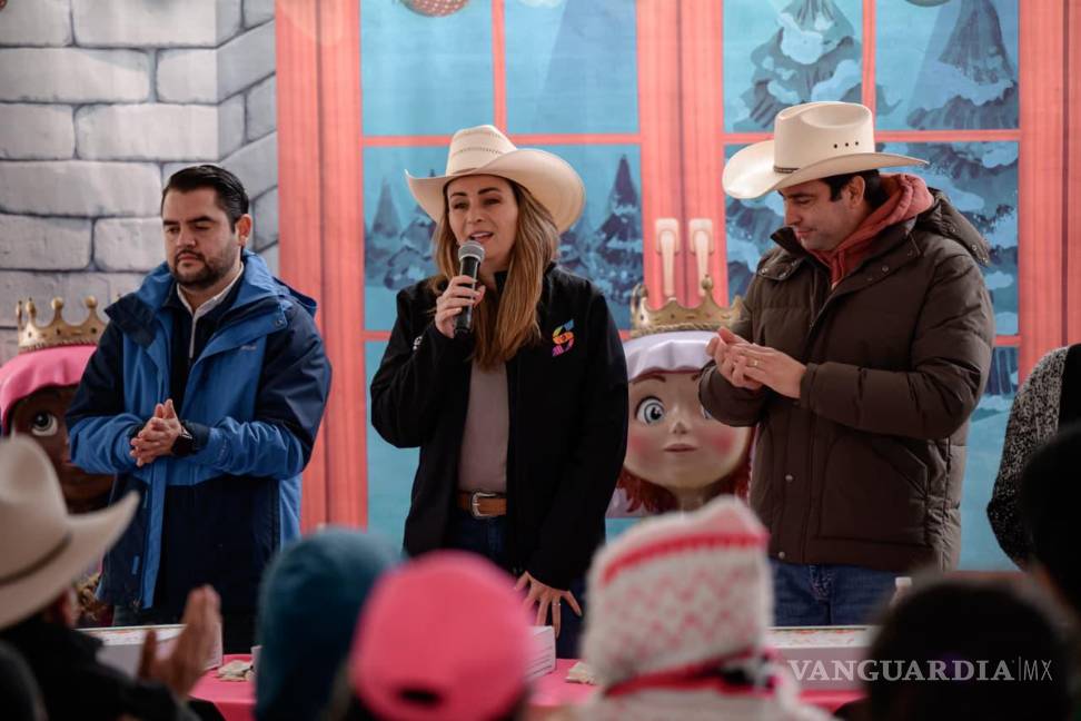$!Funcionarios municipales y representantes ejidales acompañaron el inicio de Amor en Movimiento, reafirmando el compromiso de llevar apoyos de manera permanente a la zona rural.