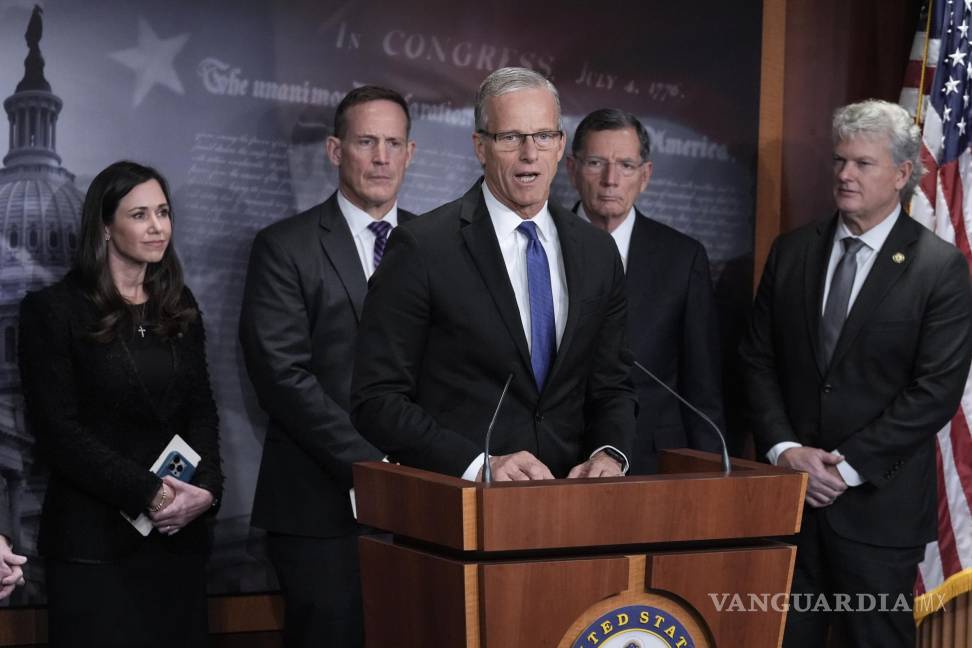 $!El líder de la mayoría del Senado, John Thune, republicano por Dakota del Sur habla con los periodistas sobre la Ley Laken Riley.