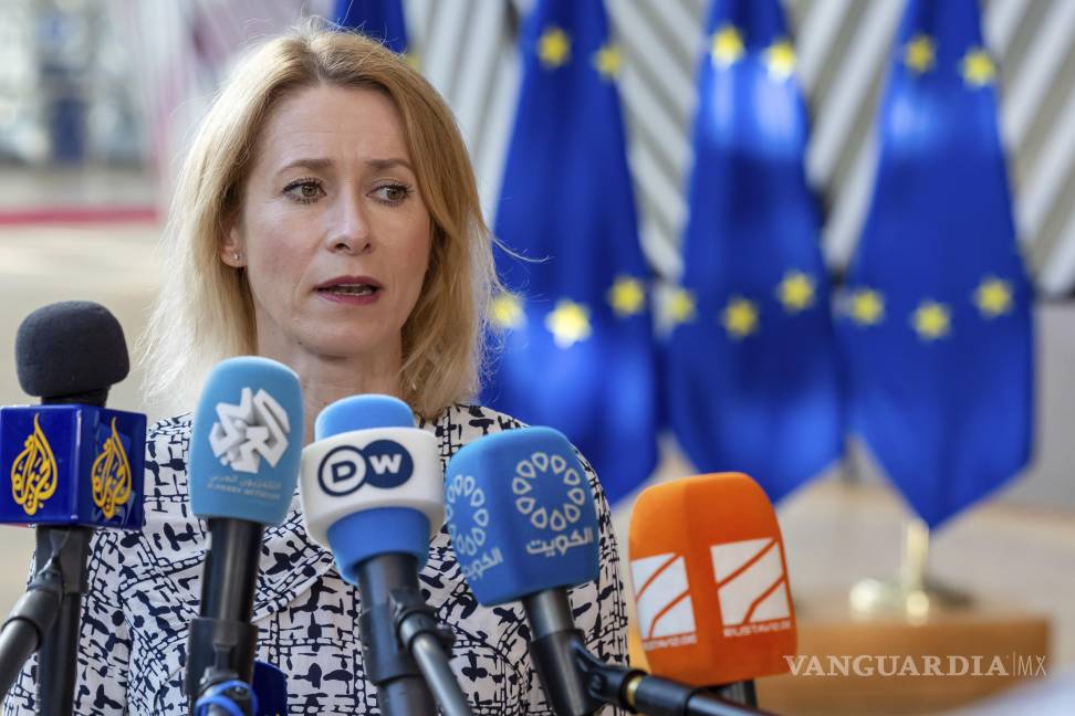 $!La jefa de política exterior de la UE Kaja Kallas, habla con periodistas a su llegada a una reunión de ministros de Asuntos Exteriores de la Unión Europea en Bruselas.
