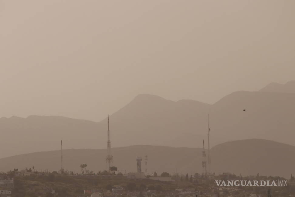 $!Nube de polvo tiñe el cielo de Saltillo [Fotos]