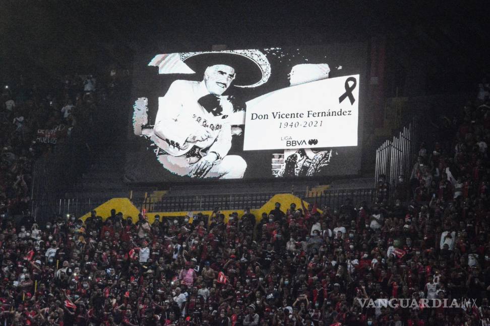 $!Homenaje a Vicente Fernández por su reciente fallecimiento, ésto durante la final del futbol mexicano entre León y Atlas. Cuartoscuro/Mario Jasso