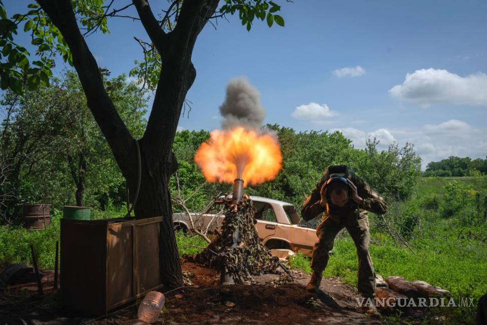 $!Un soldado ucraniano dispara un mortero contra posiciones rusas en el frente cerca de Bakhmut, región de Donetsk, Ucrania.