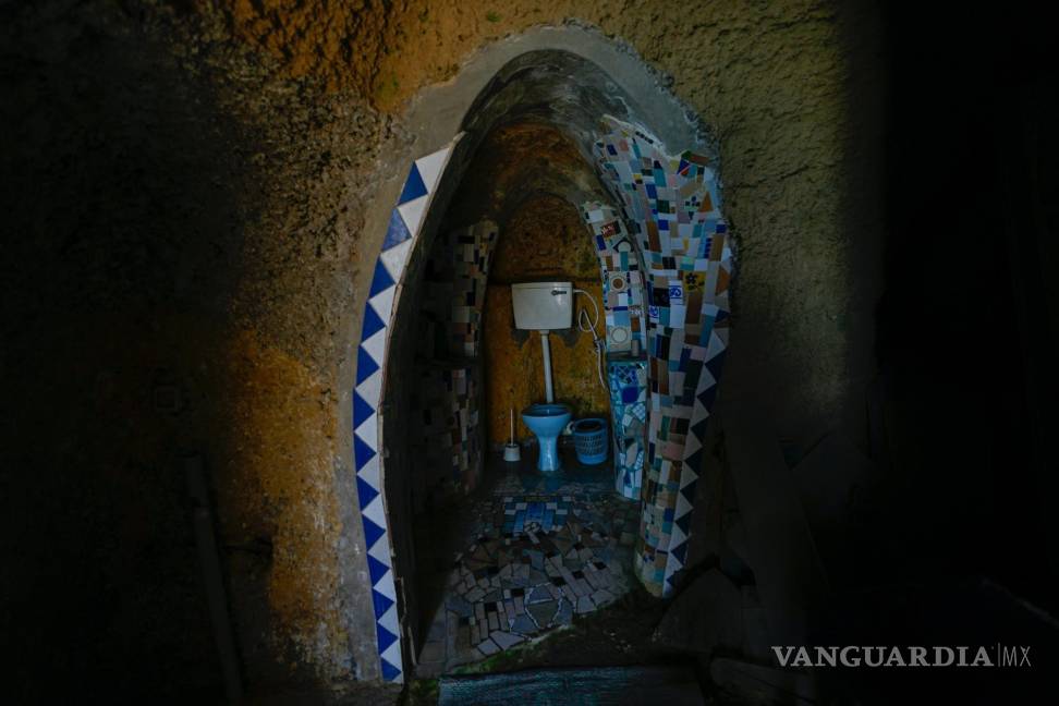 $!Un inodoro en una cámara tallada en piedra y decorada con mosaicos en el hogar de Nissim Kahlon.