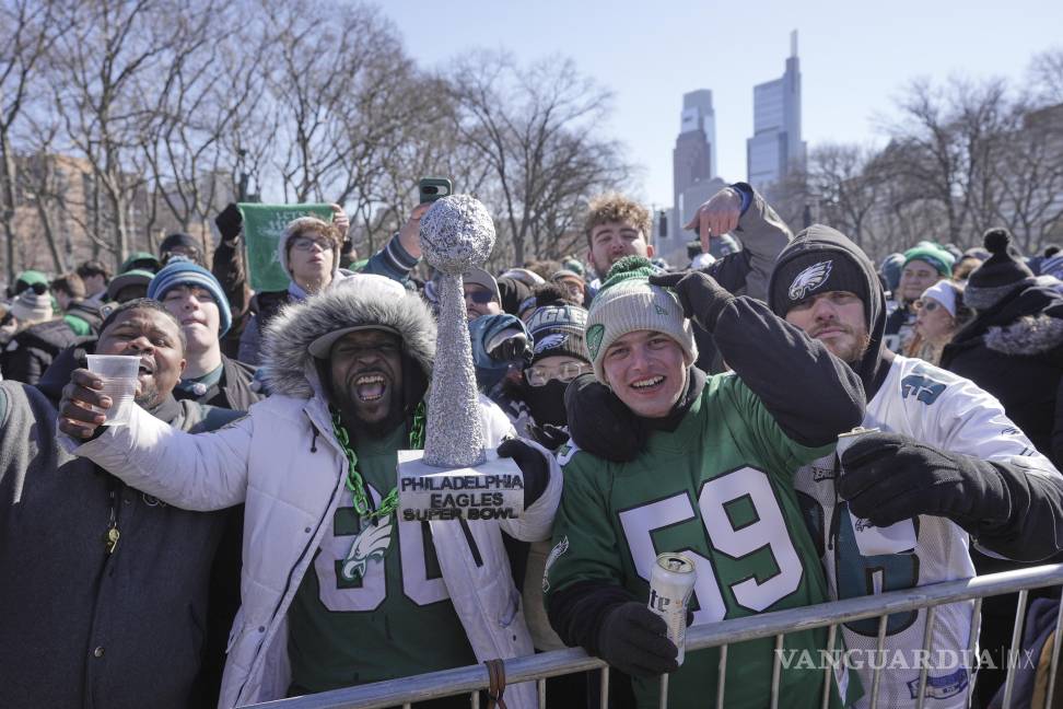 $!Uniformados, los hinchas de los Eagles se dieron cita en las inmediaciones de Broad Street.