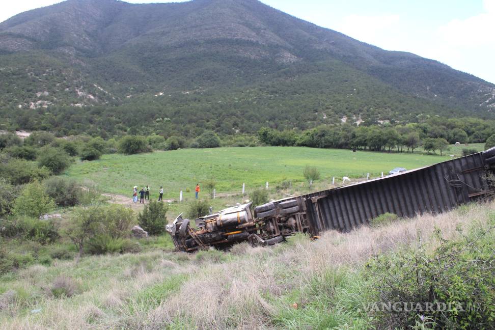 Tráiler cae 60 metros en la carretera 57, en Los Chorros; conductor resulta herido