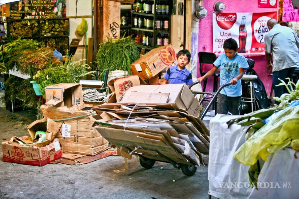 Rescatan de ‘cruceros’ a seis niños por semana; buscan sustento por crisis