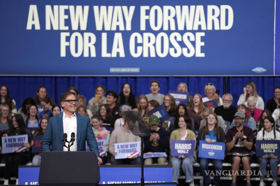 $!Mark Cuban habla en un mitin de campaña para la candidata presidencial demócrata, la vicepresidenta Kamala Harris, en la Universidad de Wisconsin.