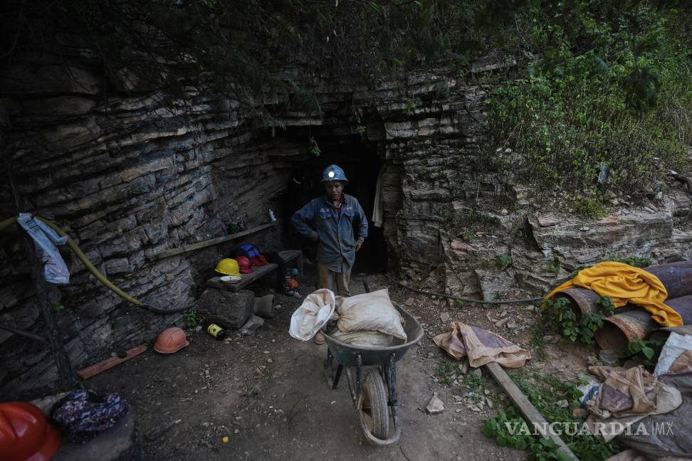 $!Un minero coloca sacos de mercurio en una carretilla en San Joaquín. El precio del mercurio se ha disparado más de 10 veces en los últimos 15 años,