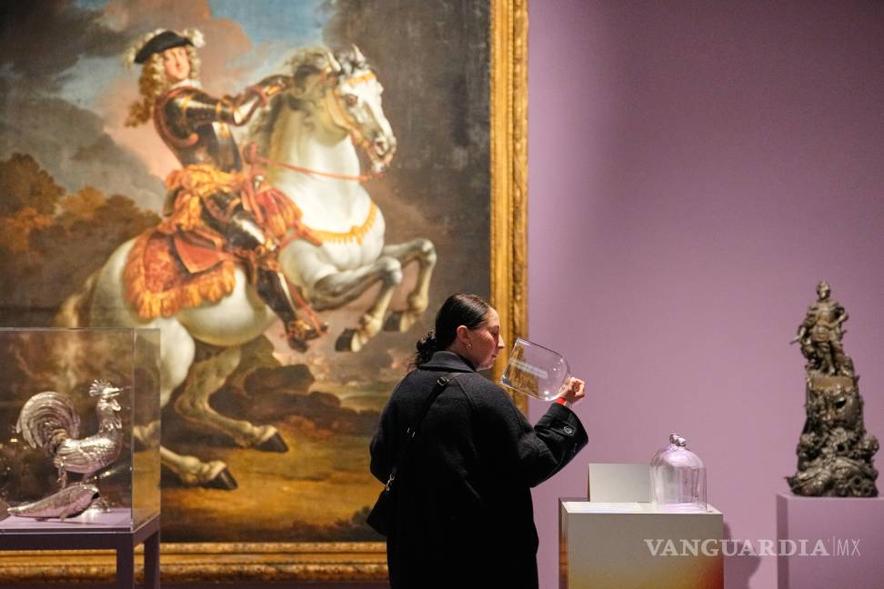 $!Una persona observa obras de arte en exposición durante Art Basel 2025 en el Grand Palais de París, Francia.