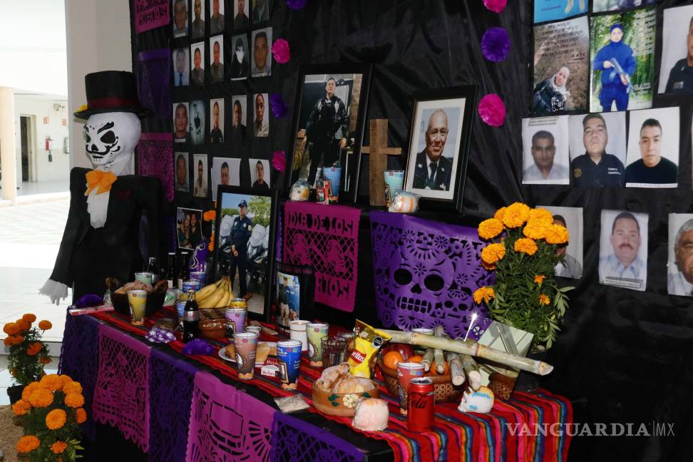 $!Cada flor, fotografía y veladora simboliza el servicio y la entrega de los agentes coahuilenses.