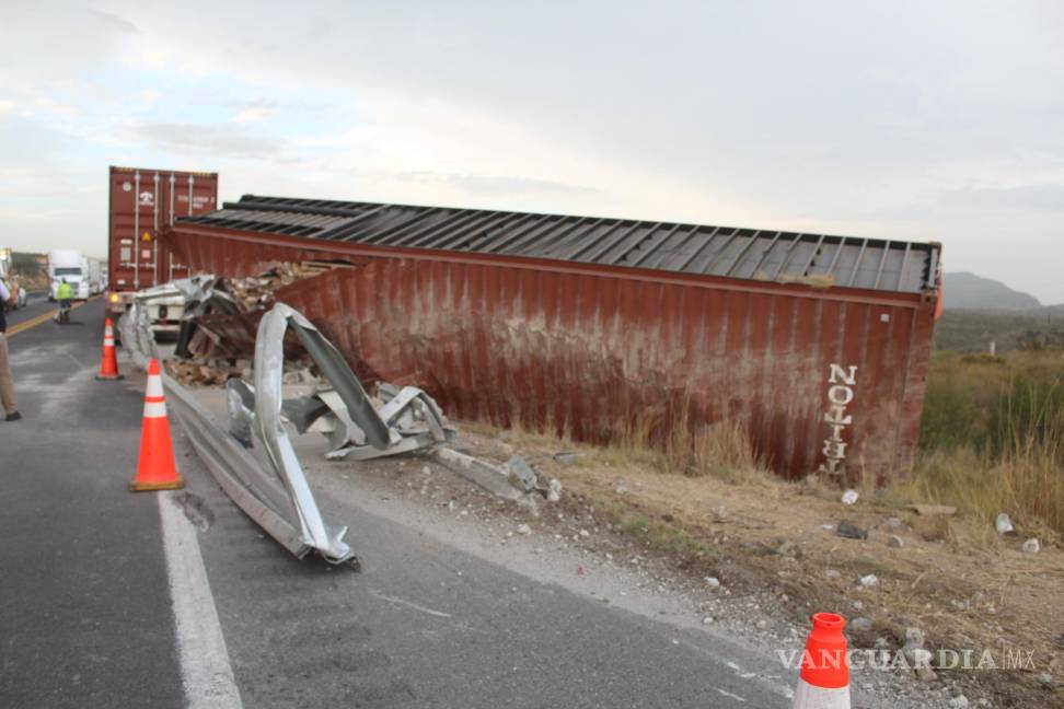 Vuelca trailero y destruye valla perimetral, en Saltillo