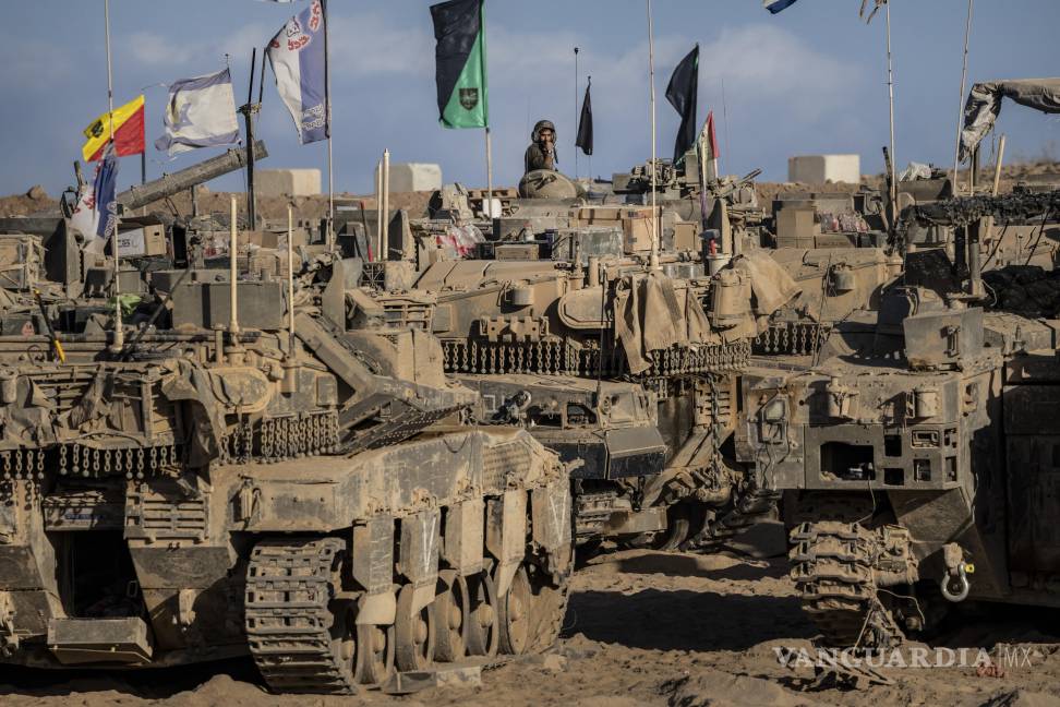 $!Tanques y vehículos blindados israelíes esperan en una zona de preparación cerca de la frontera con la Franja de Gaza en Israel.