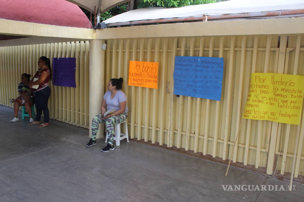$!Padres toman secundaria en Torreón; piden se reinstale a director
