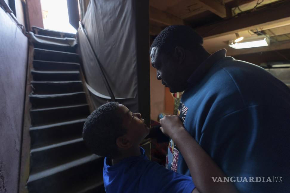 $!Dayron García, un migrante cubano, abraza a su hijo mientras se alojan en la casa de Martha Rosales, a la espera de cita para solicitar asilo en Estados Unidos.