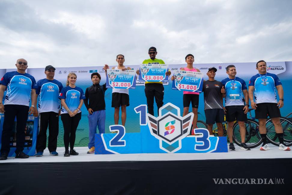 $!Desde la Gran Plaza hasta el Parque Las Maravillas, el recorrido de la Carrera 5K se vivió con entusiasmo y colaboración entre civiles y cuerpos de seguridad.