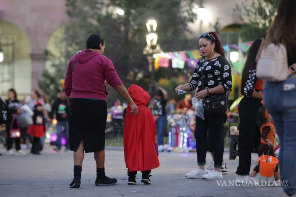 $!El espíritu de Halloween se sintió con fuerza en las calles del primer cuadro de Saltillo.