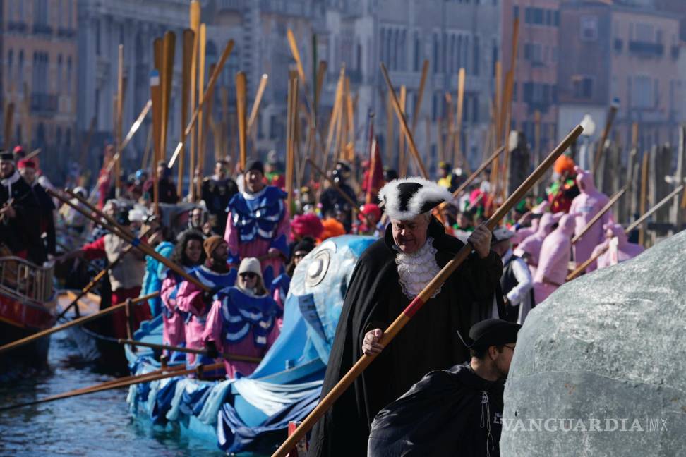 $!Embarcaciones participan en el tradicional desfile en góndola del Carnaval de Venecia, Italia, el 28 de enero de 2024.