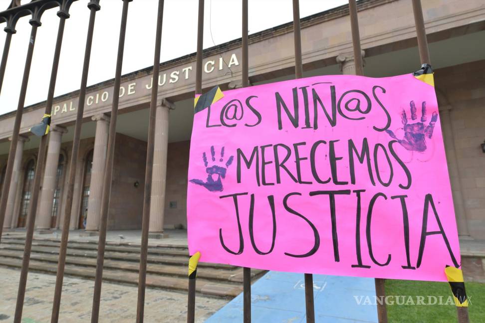 $!Saltillo, Coah. Mex. 19 de octubre del 2022 Manifestación de Colectivos Feministas de la Laguna en el Palacio de Justicia, esto por supuestos cabusos o negligencias en casos de violencia contra menores.