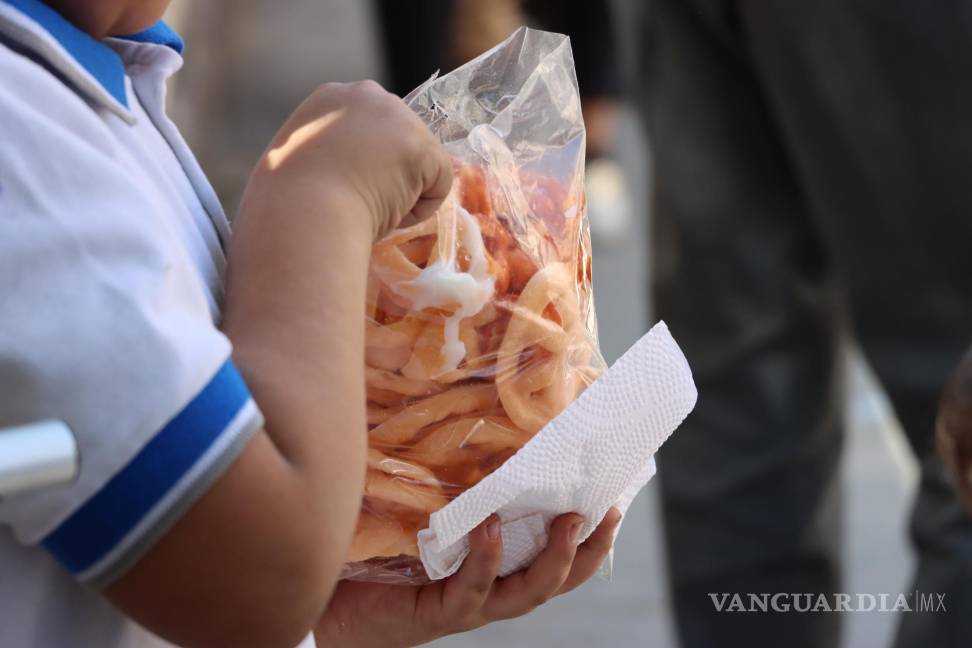 $!Un sinfín de ambulantaje a las afueras de las escuelas ofrece todo tipo de alimentos chatarra.