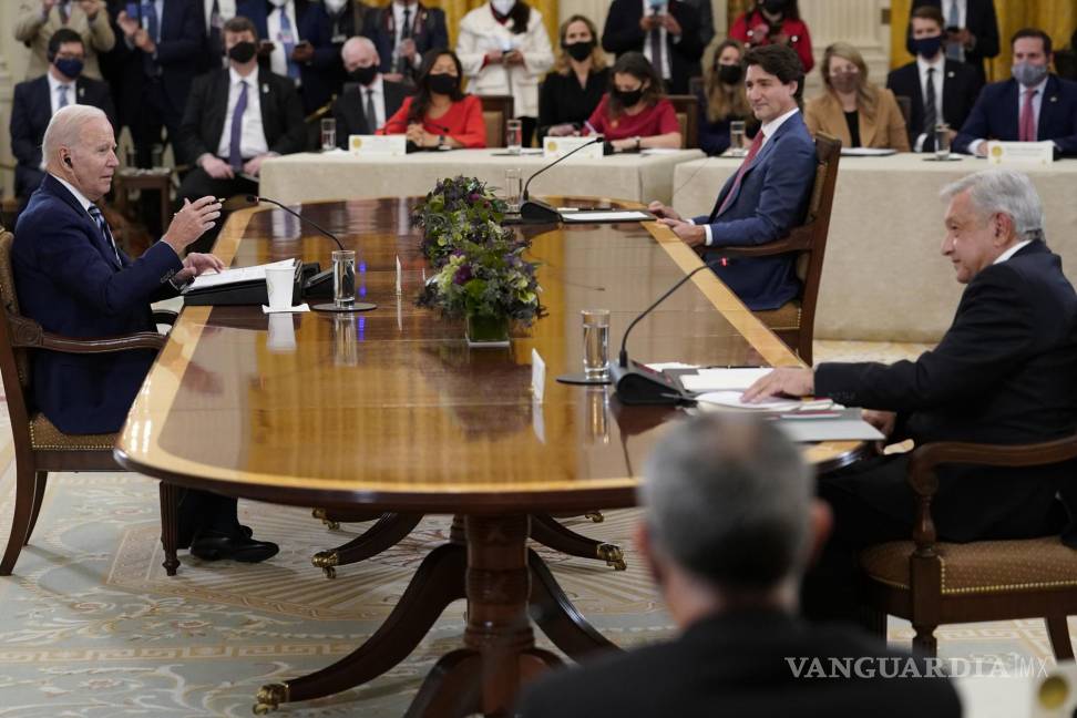 $!El presidente Joe Biden se reúne con el presidente mexicano Andrés Manuel López Obrador, a la derecha, y el primer ministro canadiense Justin Trudeau en el East Room de la Casa Blanca en Washington. AP/Susan Walsh